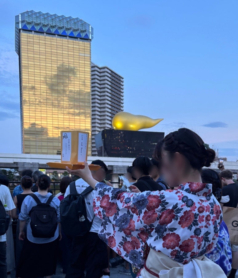 浅草隅田川灯籠祭りとアサヒビール本社ビル、黄金の炎