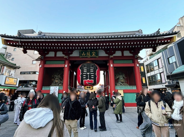 Asakusa Kaminarimon gate red lantern front view