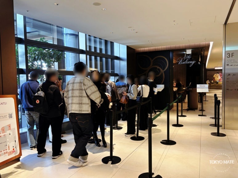 Weekend waiting line at Balcony by 6th, Azabudai Hills