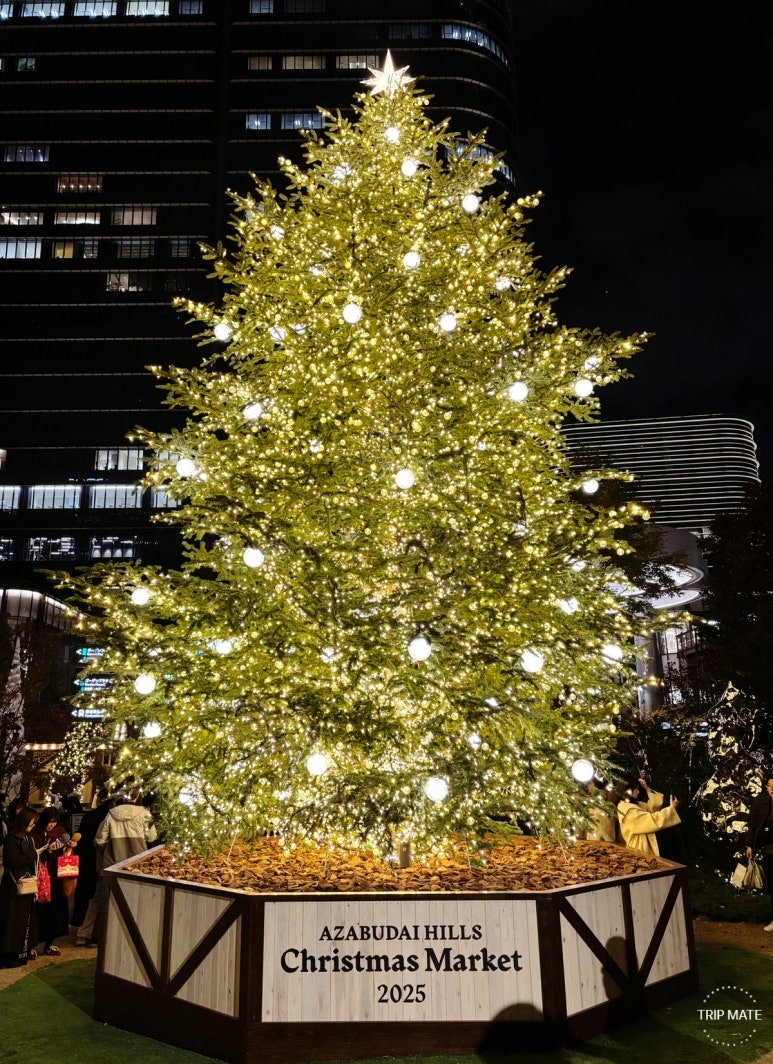 Champagne gold Christmas tree lighting up Azabudai Hills plaza
