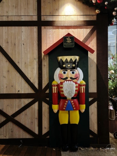 Käthe Wohlfahrt booth ornament display