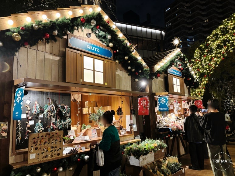 SiKiTO booth with fresh flower and preserved flower wreaths and swags