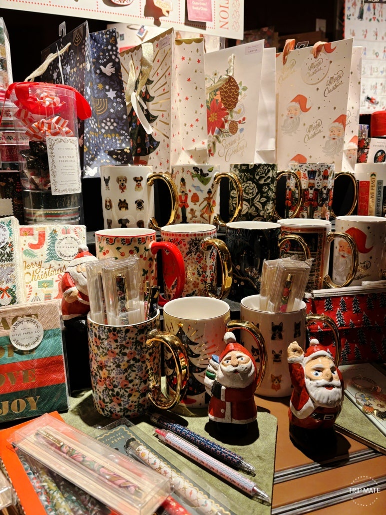 POPMOTTO booth with Christmas cards and wooden dolls