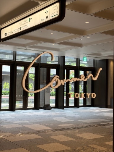 Comme'N Tokyo bread display close-up