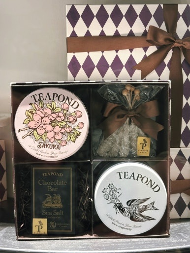 SakuraとChocolate Barの缶、リボン付きの袋が入ったTEAPONDのギフトセット