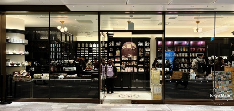 通路から見た麻布台ヒルズのTEAPONDの店頭