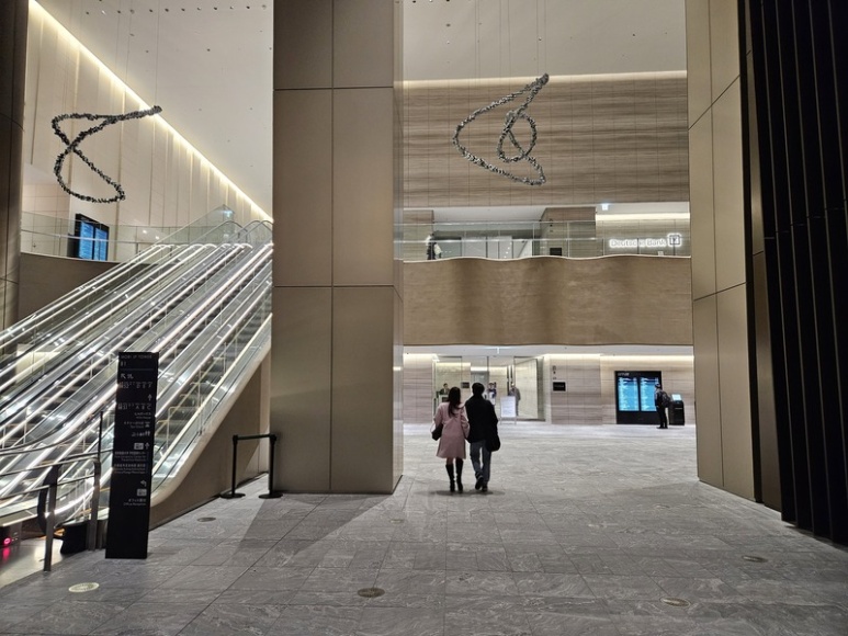 MORI JP Tower lobby