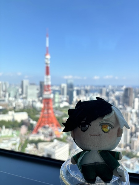Close-up view of Tokyo Tower from Sky Room at Azabudai Hills