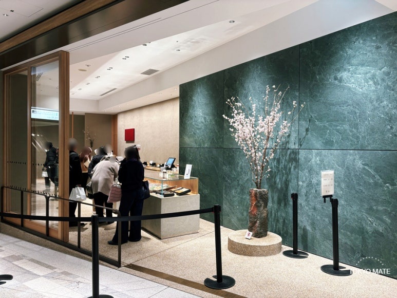 Queue at Suzukake Azabudai Hills wagashi shop