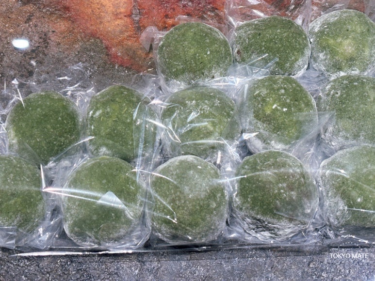 Suzukake yomogi no anmochi mugwort red bean mochi