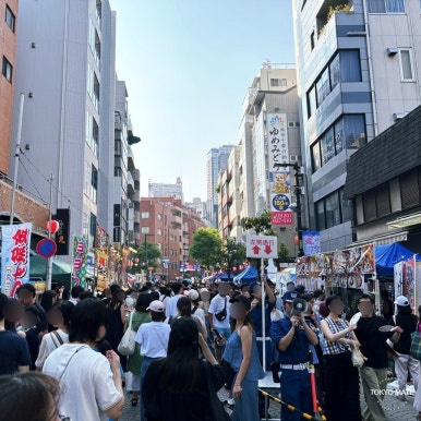Azabujuban Noryo Festival crowd along the shopping street