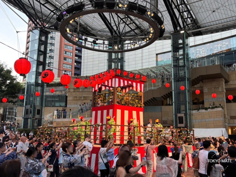 Bon odori circling the yagura at Roppongi Hills Arena