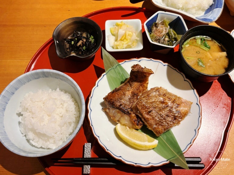 Binchotan charcoal-grilled akou salt-grilled white fish set meal
