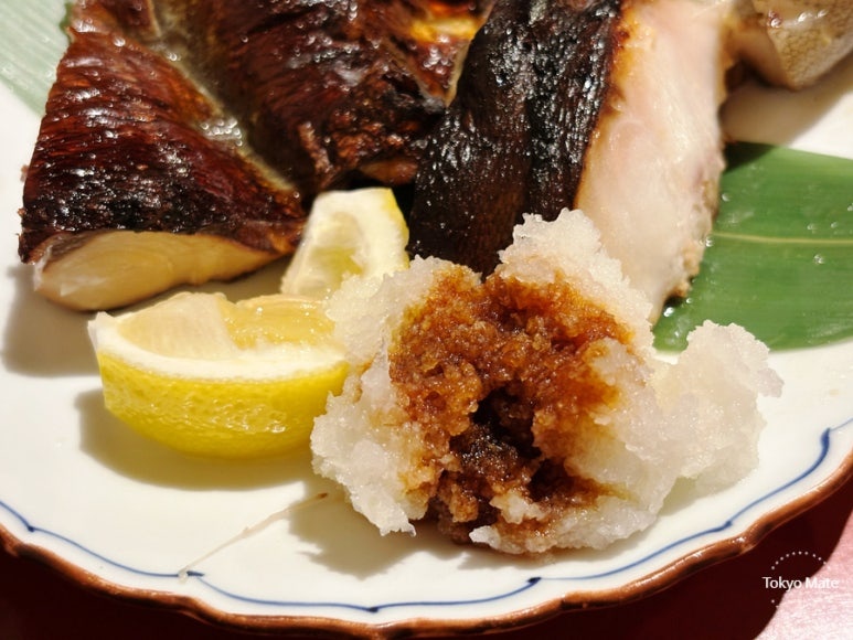 Topping grilled fish with grated daikon