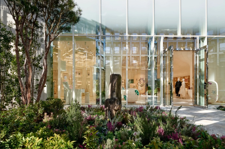 Daikanyama Dior Bamboo Pavilion exterior with golden bamboo facade and guided tour information