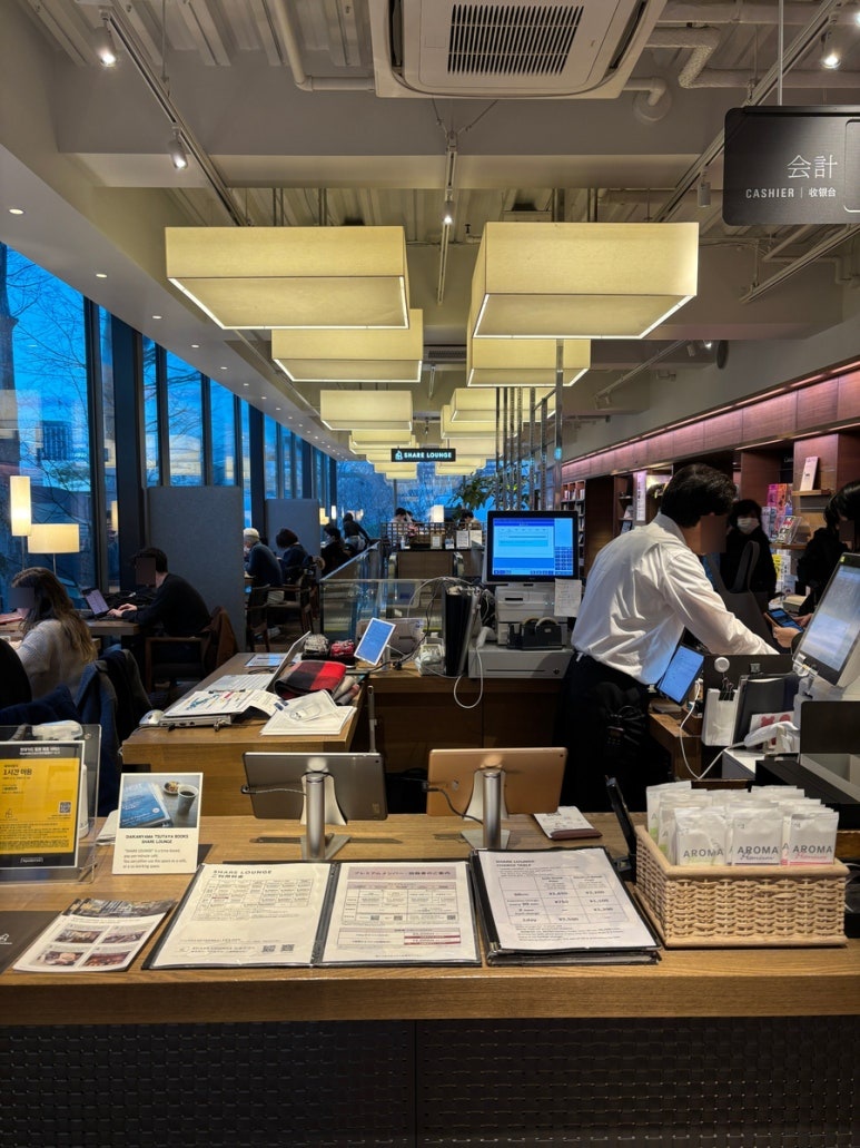 Daikanyama Tsutaya Bookstore Share Lounge desk