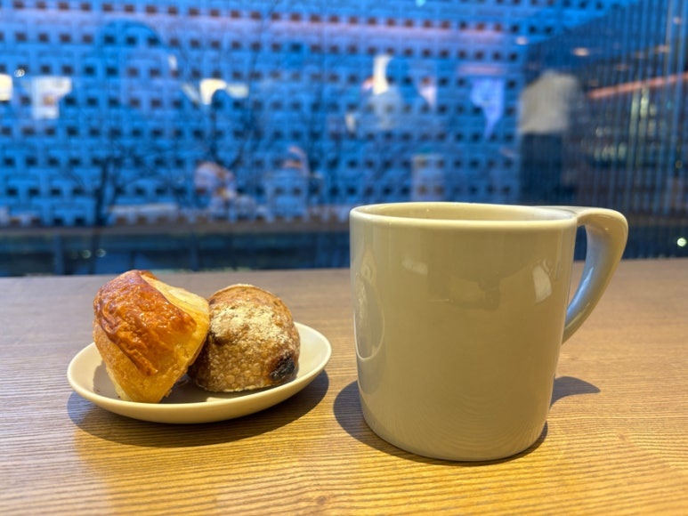 View from the window of the Daikanyama Tsutaya Bookstore Share Lounge