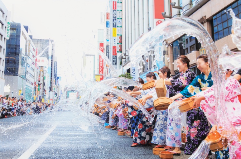 The uchimizu water sprinkling event held on Ginza Chuo-dori 1-chome