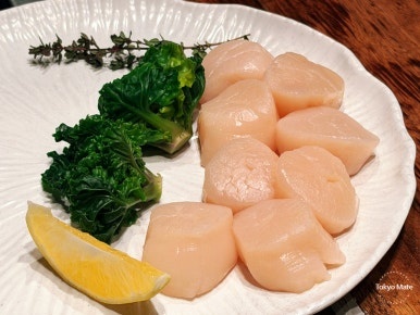 Hokkaido scallops being seared on the teppan