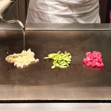 Chef preparing garlic fried rice at Keyakizaka