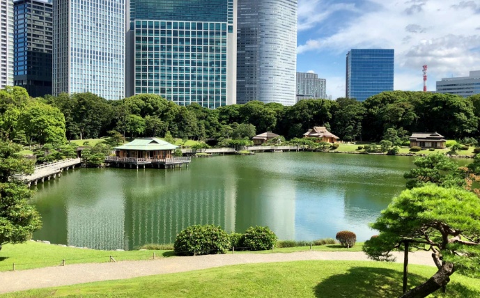 Hamarikyu Onshi Garden tide pond and Nakajima no Ochaya