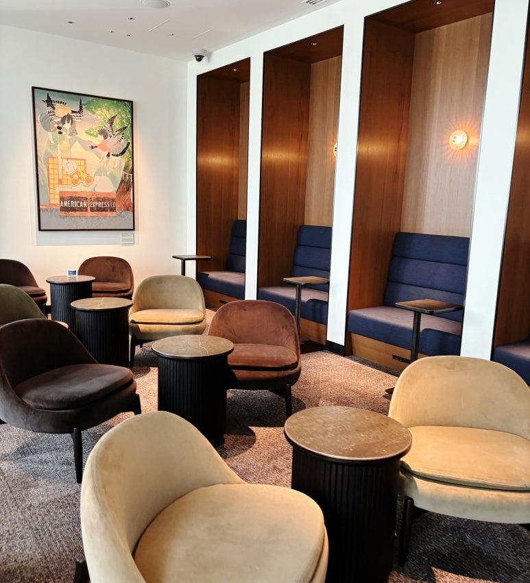 清晨时段空旷的贵宾室座位