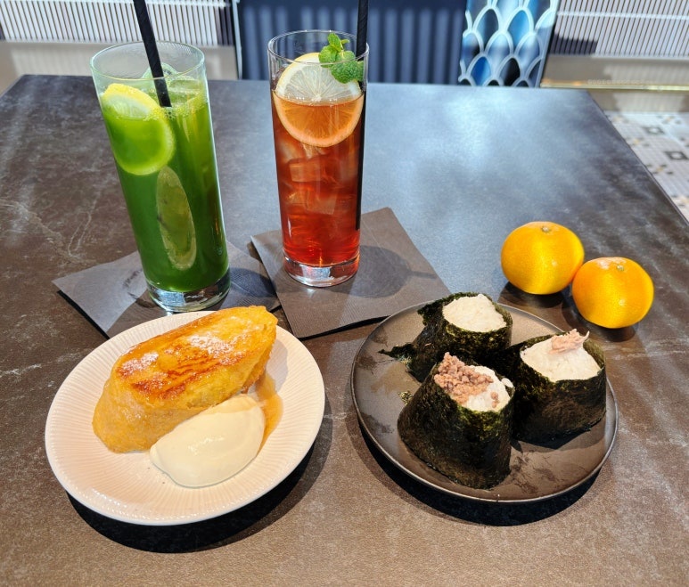 现场制作的饭团、法式吐司