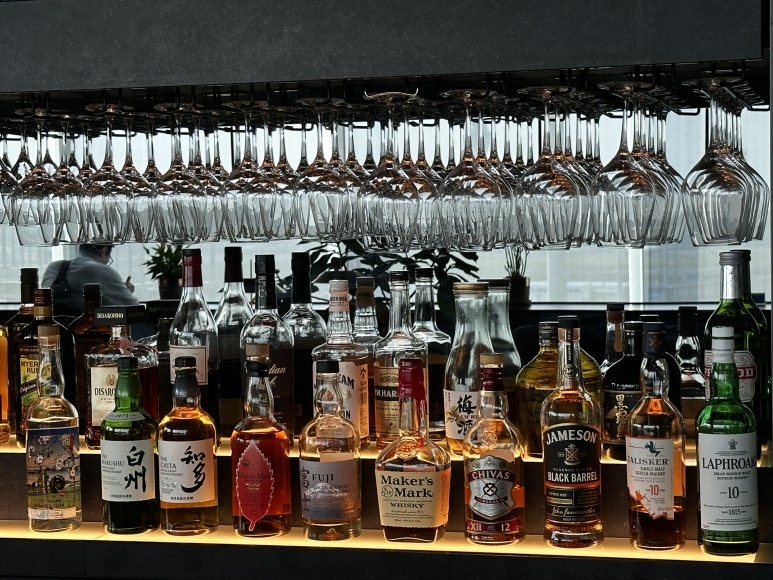 傍晚时段贵宾室内鸡尾酒吧