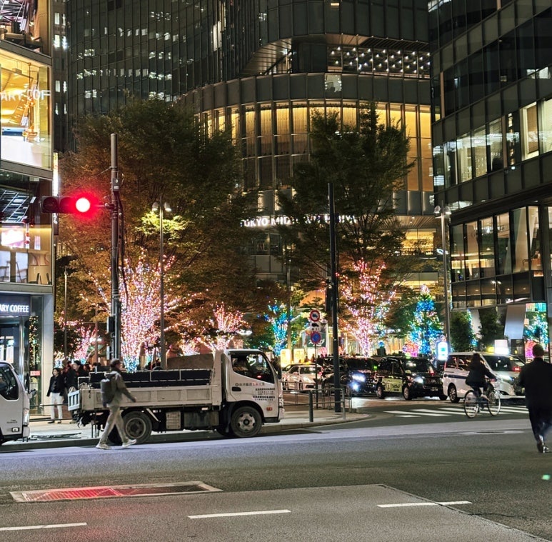 Marunouchi Nakadori chandelier lights on the walking path to Hibiya Midtown