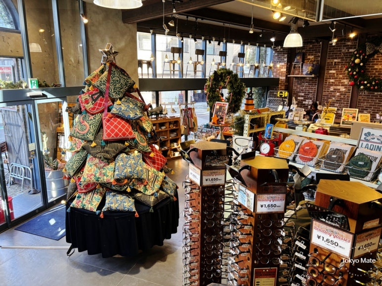 Jiyugaoka Dulton home goods store interior display