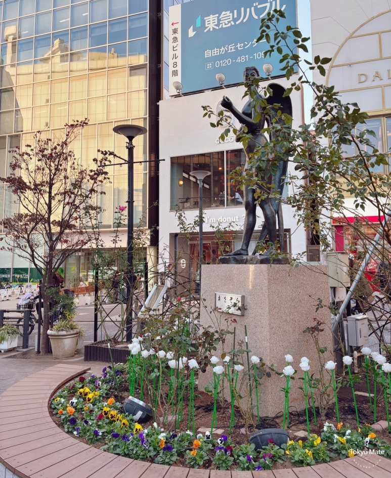 Jiyugaoka Station landmark Statue of Liberty