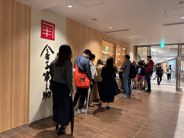 金子半之助のカウンター席エリア