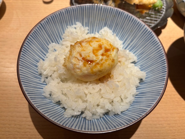 ご飯の上で割った半熟卵の天ぷら