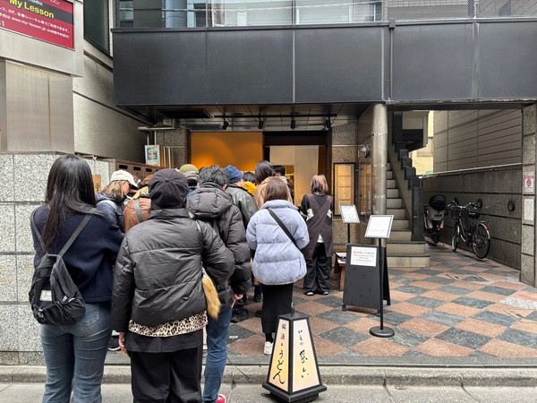 Kirimugiya Jinroku Shinjuku waiting line with numbers marked on the floor