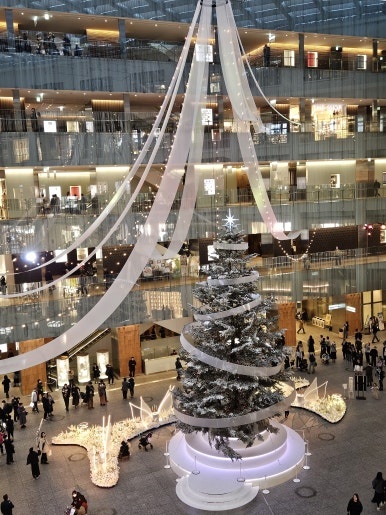 KITTE Marunouchi Christmas tree in the atrium