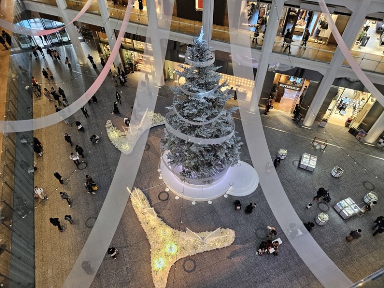 KITTE Christmas tree lighting show schedule