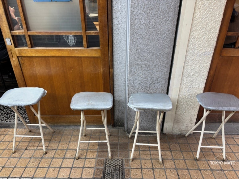 Waiting area in front of Koenji Tensuke