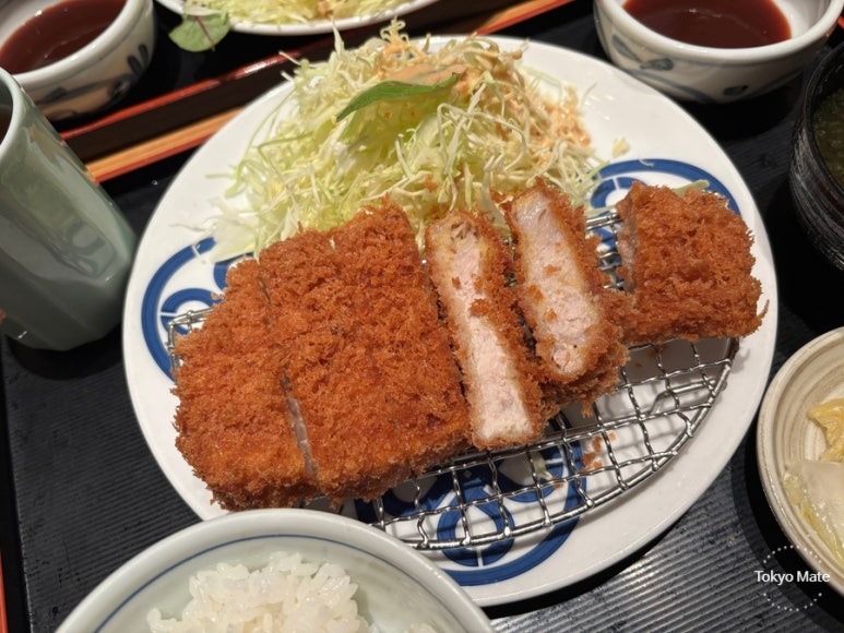 Maisen chamiton rosu katsu cross-section showing tender meat