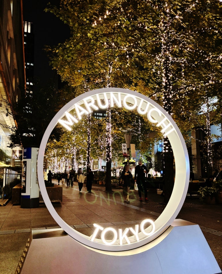 2025年丸の内イルミネーション シャンパンゴールドの通り夜景