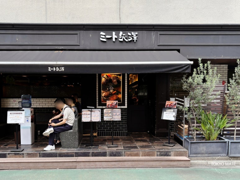 Exterior of Meat Yazawa Gotanda main branch on the Meguro riverside
