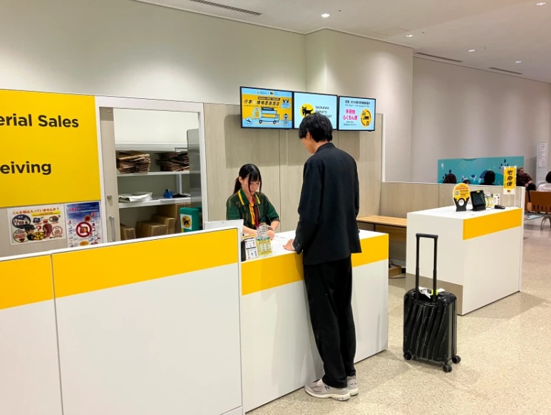 Yamato Transport luggage delivery counter at Narita Airport