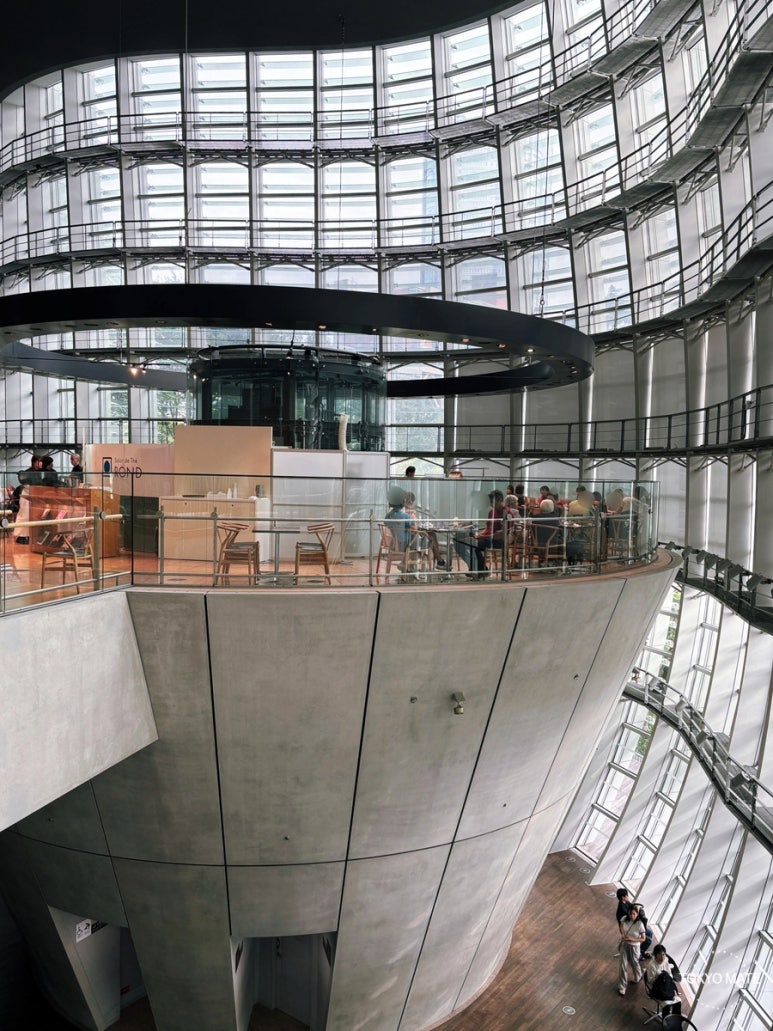 Salon de The Rond, the second-floor cafe on the inverted cone at the National Art Center Tokyo