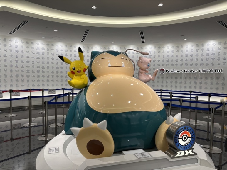 ポケモンセンタートウキョーDX入口のカビゴンの展示
