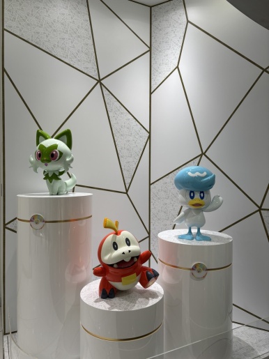 店内に並ぶポケモンのフィギュア