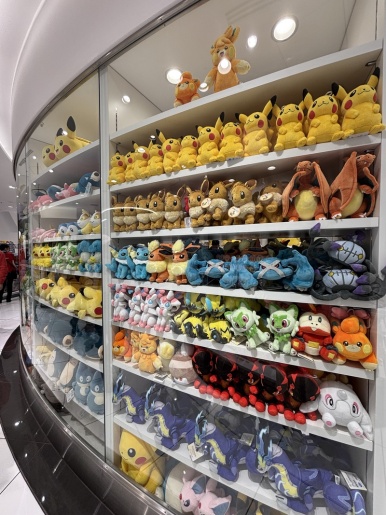 棚に並ぶポケモンのぬいぐるみ