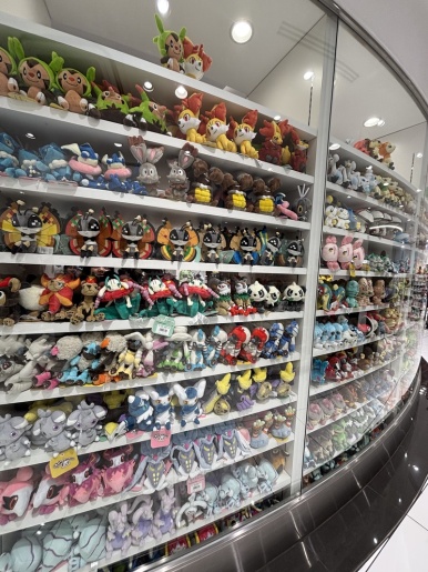 店内の棚を埋めるポケモンのぬいぐるみ