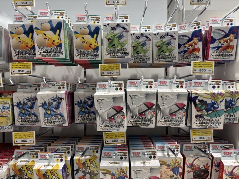 陳列されたポケモンのスタートデッキ