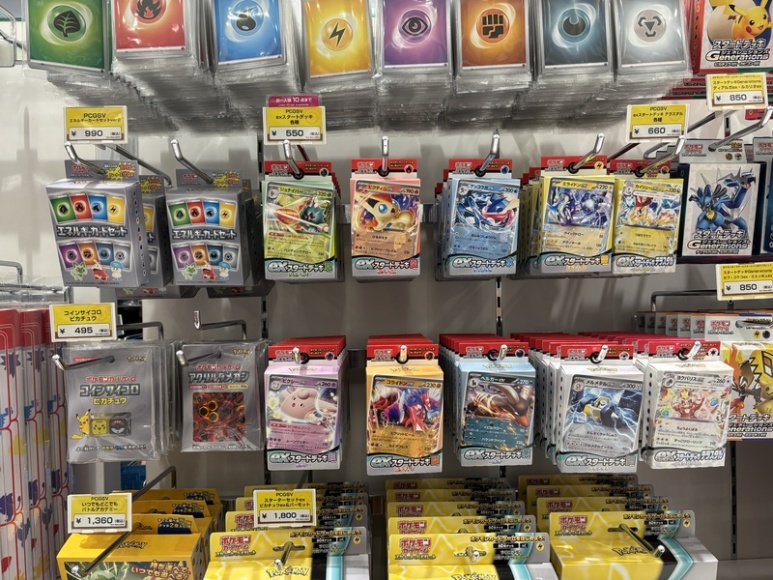 店内のポケモンカード関連商品