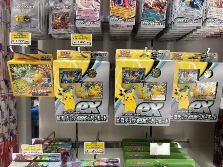 棚に並ぶピカチュウex スタートデッキ