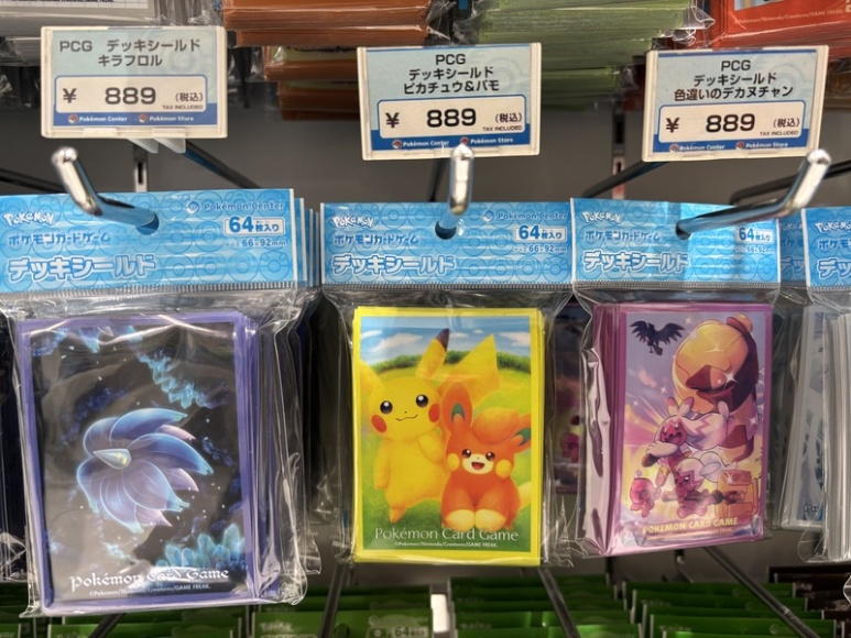 陳列されたポケモンカードのスリーブ